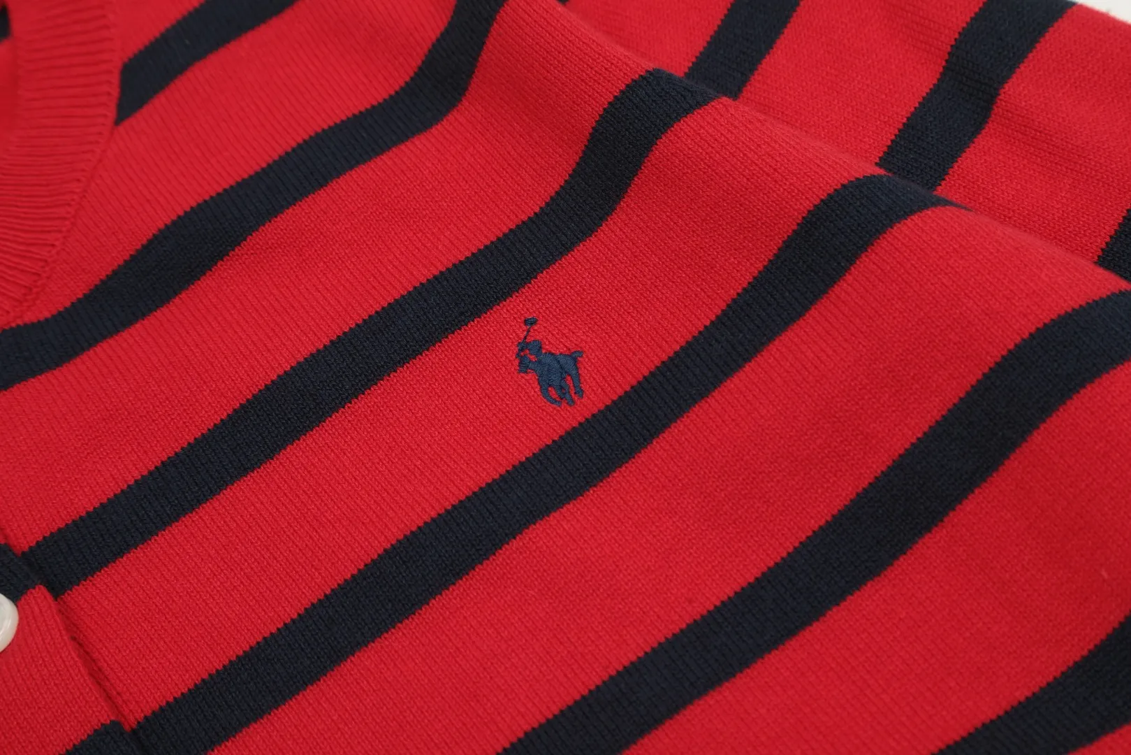 P190 Top quality" Style number: DS011# [Ralph Lauren jacquard striped round neck basic pony embroidered logo knitted cardigan long sleeves] ✅Ralph Lauren Ralph Lauren classic basic versatile plain striped jacquard knitted cardigan long-sleeved small jacket ✅Main provider of platform live broadcast wholesale entity ✅ZP quality 1:1 pattern making Scan the code to enter the GF website Counter quality ✅Detailed quality The only one in Guangzhou Imported quality cotton yarn Mainly high-end Cost-effective, good quality, needless to say. ✅The version is restored to the original one. Loose, comfortable and stress-free. Simple is high-end. Classic is timeless. ✅The upper body is simple and easy to match. A must-have for goddess ootd. Good-looking clothes are never picky. A must-have in the goddess’ wardrobe. Size: S-XL. Color: Navy Blue Red.